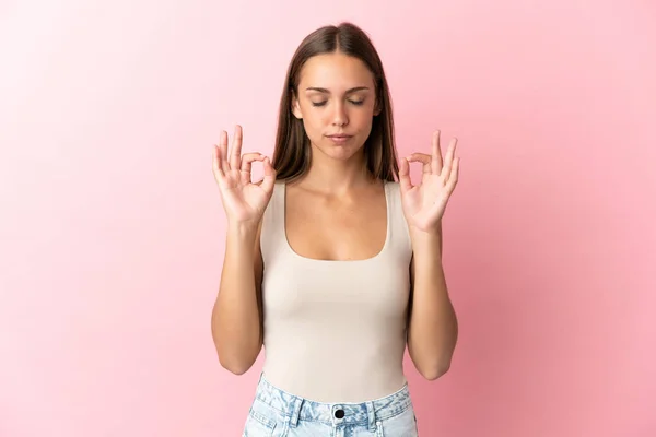 Mujer Joven Sobre Fondo Rosa Aislado Pose Zen — Foto de Stock