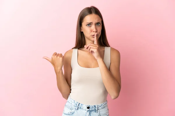 Jovem Mulher Sobre Fundo Rosa Isolado Apontando Para Lado Fazendo — Fotografia de Stock