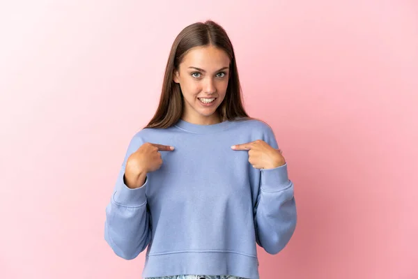 Jonge Vrouw Geïsoleerde Roze Achtergrond Met Verrassing Gezichtsuitdrukking — Stockfoto