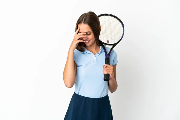 Жінка Грає Теніс Над Ізольованою Білою Стіною Сміється — стокове фото