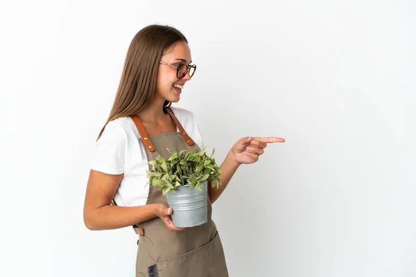 Tuinmeisje Met Een Plant Geïsoleerde Witte Achtergrond Wijzende Vinger Naar — Stockfoto