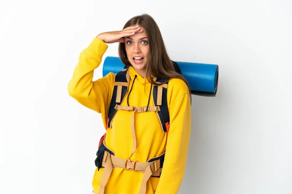 Young Mountaineer Woman Big Backpack Isolated White Background Doing Surprise — Foto Stock