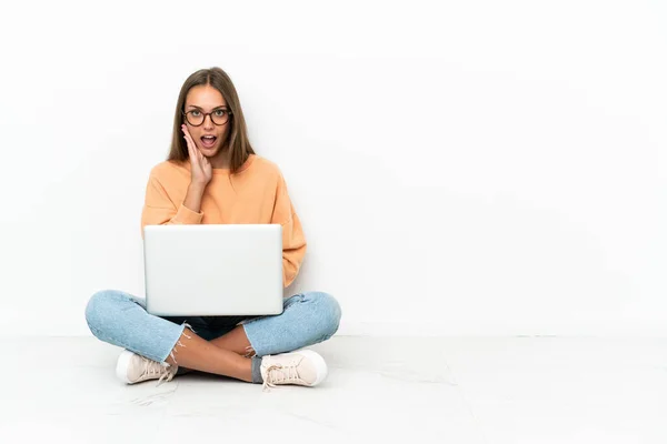 Young Woman Laptop Sitting Floor Surprise Shocked Facial Expression — Stock Photo, Image