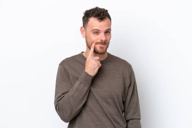 Genç Brezilyalı adam beyaz arka planda izole edilmiş ve düşünüyor.