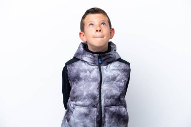 Küçük çocuk beyaz arka planda izole edilmiş ve yukarı bakıyor.