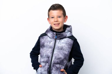 Küçük çocuk beyaz arka planda yalnız gülüyor.