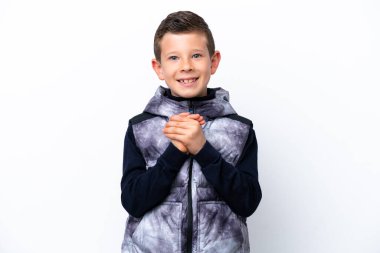 Küçük çocuk beyaz arka planda yalnız gülüyor.