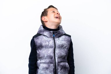 Küçük çocuk beyaz arka planda yalnız gülüyor.