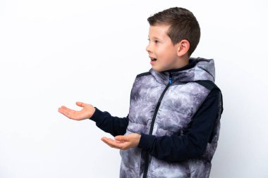 Beyaz arka planda izole edilmiş küçük bir çocuk.