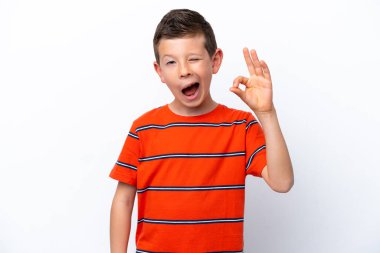 Beyaz arka planda izole edilmiş küçük çocuk parmaklarıyla tamam işareti gösteriyor.