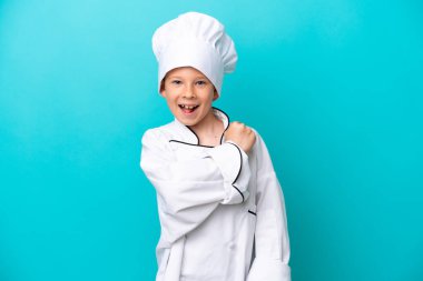 Mavi arka planda izole edilmiş küçük şef çocuk zaferi kutluyor.