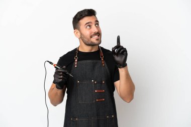 Dövme sanatçısı beyaz arka planda izole edilmiş harika bir fikre işaret ediyor.