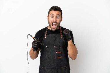 Dövmeci beyaz arka planda izole edilmiş bir şekilde galibiyeti kutluyor