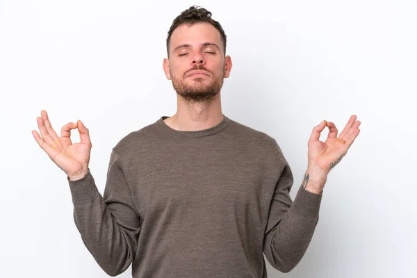 Mladý Brazilský Muž Izolovaný Bílém Pozadí Zen Póze — Stock fotografie