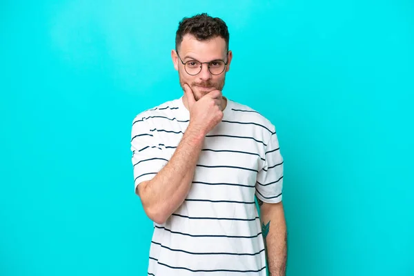 Young Brazilian Man Isolated Blue Background Thinking — Zdjęcie stockowe