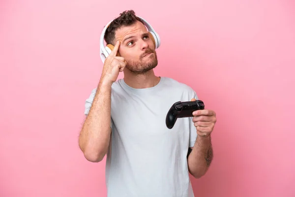 Jonge Braziliaanse Man Spelen Met Video Game Controller Geïsoleerd Roze — Stockfoto