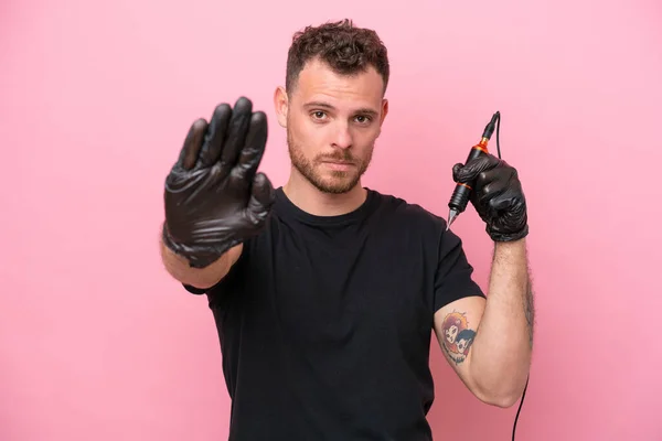 Tatuaż Artysta Brazylijski Człowiek Odizolowany Różowym Tle Stop Gest — Zdjęcie stockowe