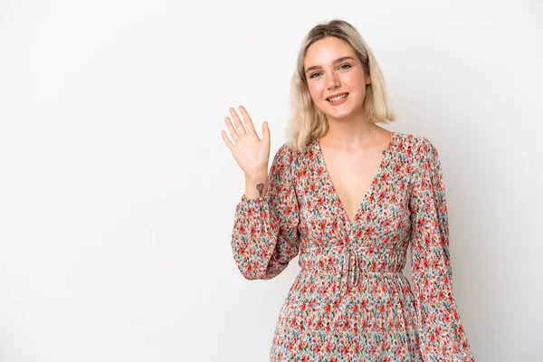 Beyaz arka planda izole edilmiş beyaz bir kadın. Mutlu bir ifadeyle selamlıyor.