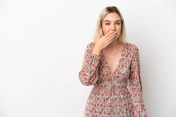 Beyaz arka planda izole edilmiş genç beyaz kadın mutlu ve gülümsüyor.