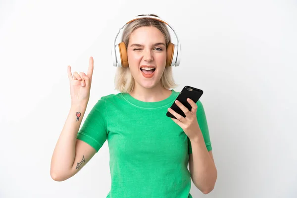 Νεαρή Καυκάσια Γυναίκα Απομονωμένη Λευκό Φόντο Ακούγοντας Μουσική Κινητή Ροκ — Φωτογραφία Αρχείου