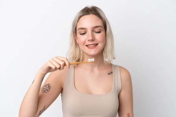 用牙刷隔离在白色背景上的年轻高加索女人 — 图库照片