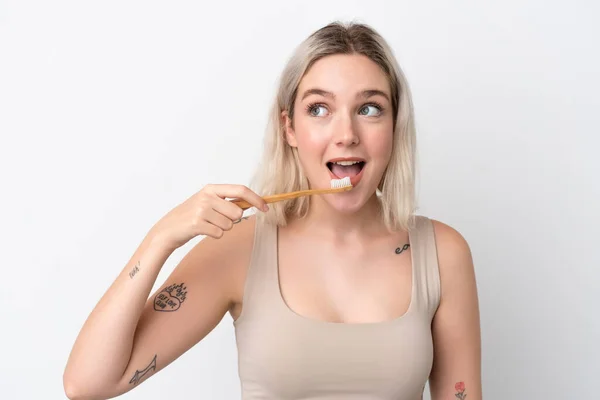 歯ブラシで白い背景に隔離された若い白人女性 — ストック写真