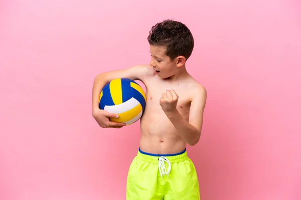 Malý Kavkazský Chlapec Hraje Volejbal Izolované Růžovém Pozadí Slaví Vítězství — Stock fotografie