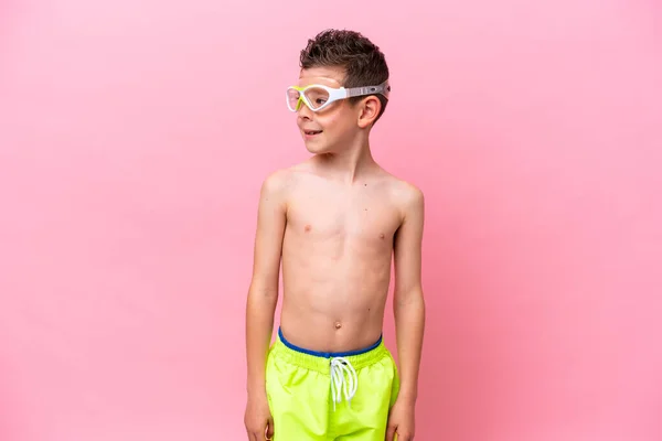 Pequeño Chico Caucásico Usando Unas Gafas Buceo Aisladas Sobre Fondo —  Fotos de Stock