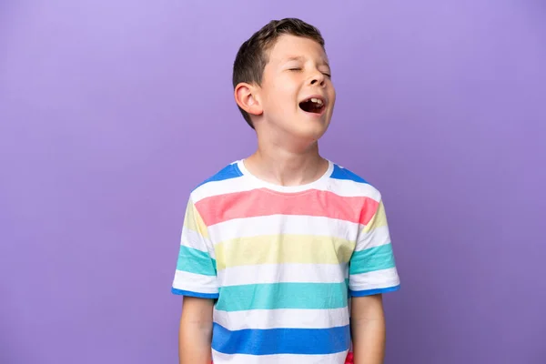 Niño Aislado Sobre Fondo Púrpura Riendo —  Fotos de Stock