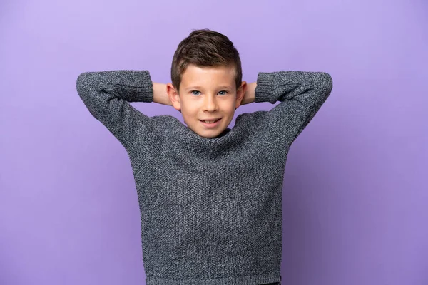 Niño Aislado Sobre Fondo Púrpura Riendo —  Fotos de Stock