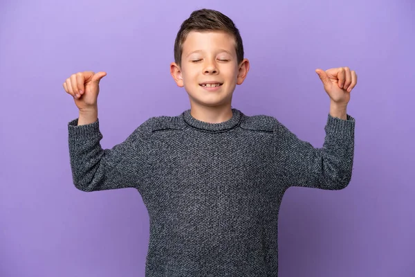 Petit Garçon Isolé Sur Fond Violet Faisant Geste Fort — Photo