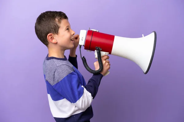 Liten Pojke Isolerad Lila Bakgrund Skriker Genom Megafon Att Tillkännage — Stockfoto