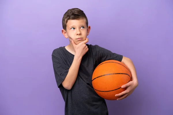 Niño Jugando Baloncesto Aislado Sobre Fondo Púrpura Teniendo Dudas — Foto de Stock