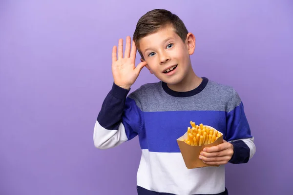 Malý Chlapec Drží Smažené Chipsy Izolované Fialovém Pozadí Něco Poslouchá — Stock fotografie