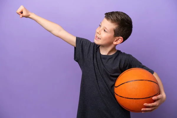 Niño Jugando Baloncesto Aislado Sobre Fondo Púrpura Dando Gesto Hacia — Foto de Stock