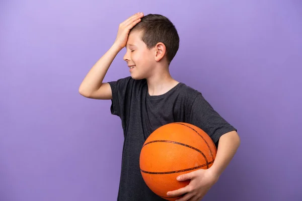 보라색 배경에서 고립된 농구를 소년은 뭔가를깨닫고 해결책을 의도하고 있습니다 — 스톡 사진