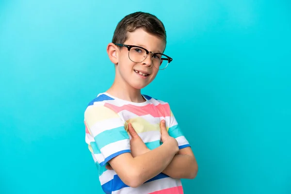 Kleine Jongen Geïsoleerd Blauwe Achtergrond Met Bril Met Gelukkige Uitdrukking — Stockfoto