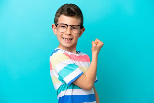 Niño Aislado Sobre Fondo Azul Con Gafas Celebrando Una Victoria — Foto de Stock