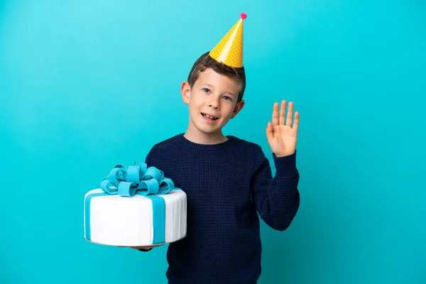Ragazzino Che Tiene Torta Compleanno Isolata Sfondo Blu Salutando Con — Foto Stock