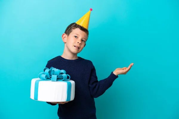 Ragazzino Tenendo Torta Compleanno Isolato Sfondo Blu Allungando Mani Lato — Foto Stock