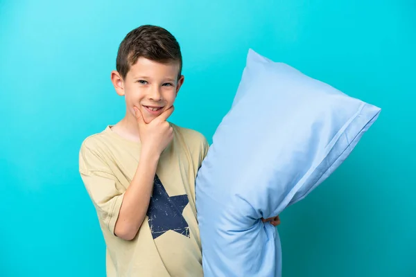 Liten Pojke Pyjamas Isolerad Blå Bakgrund Tittar Sidan Och Ler — Stockfoto