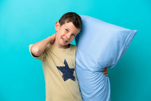 穿着睡衣的小男孩被蓝色背景的笑声隔开了 — 图库照片