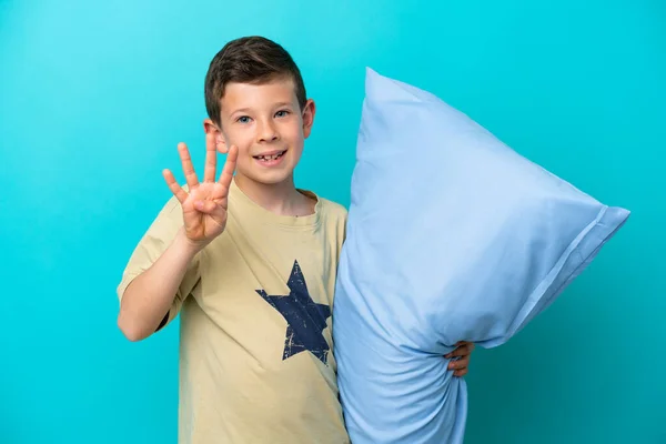 Маленький Мальчик Пижаме Голубом Фоне Счастлив Считает Четверых Пальцами — стоковое фото