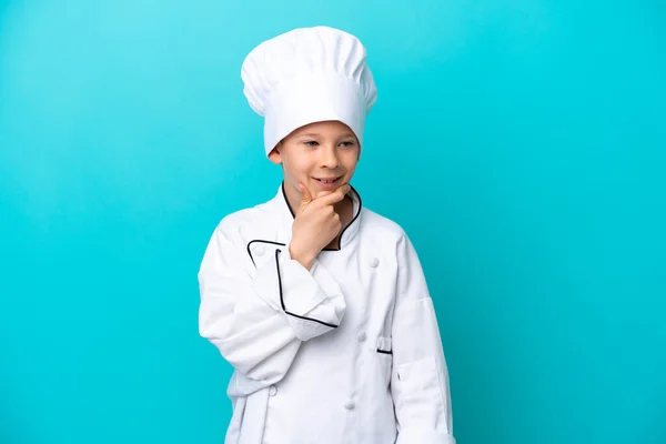 Pequeno Chef Menino Isolado Fundo Azul Olhando Para Lado Sorrindo — Fotografia de Stock