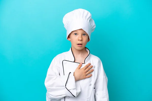 Piccolo Chef Ragazzo Isolato Sfondo Blu Sorpreso Scioccato Mentre Guardando — Foto Stock