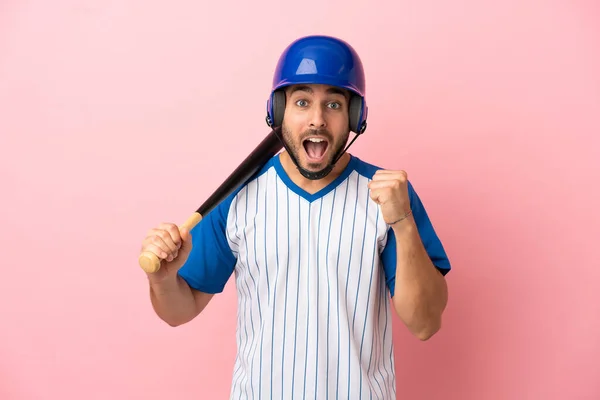 Baseball Hráč Helmou Pálkou Izolované Růžovém Pozadí Slaví Vítězství Pozici — Stock fotografie
