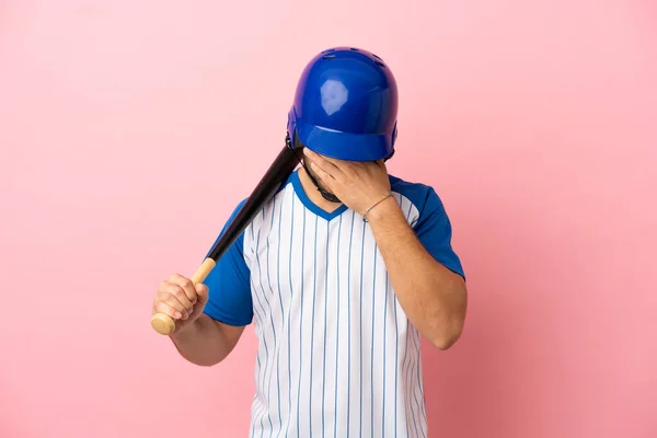 Baseball Játékos Sisakkal Denevér Elszigetelt Rózsaszín Háttér Fáradt Beteg Kifejezés — Stock Fotó