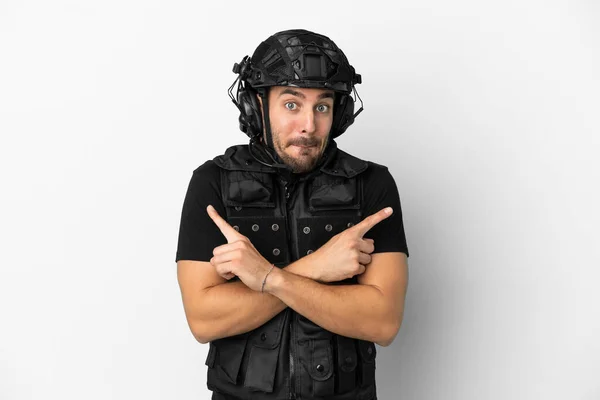 Young Caucasian Swat Isolated White Background Pointing Laterals Having Doubts — Foto de Stock