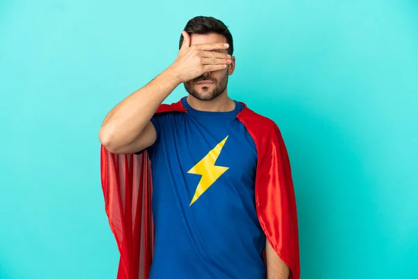 Super Herói Caucasiano Homem Isolado Fundo Azul Cobrindo Olhos Por — Fotografia de Stock