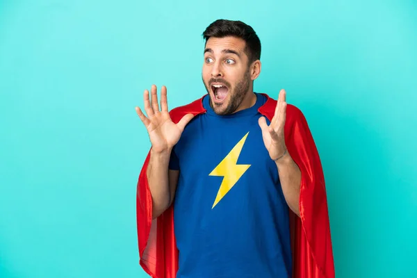 Super Herói Caucasiano Homem Isolado Fundo Azul Com Expressão Facial — Fotografia de Stock